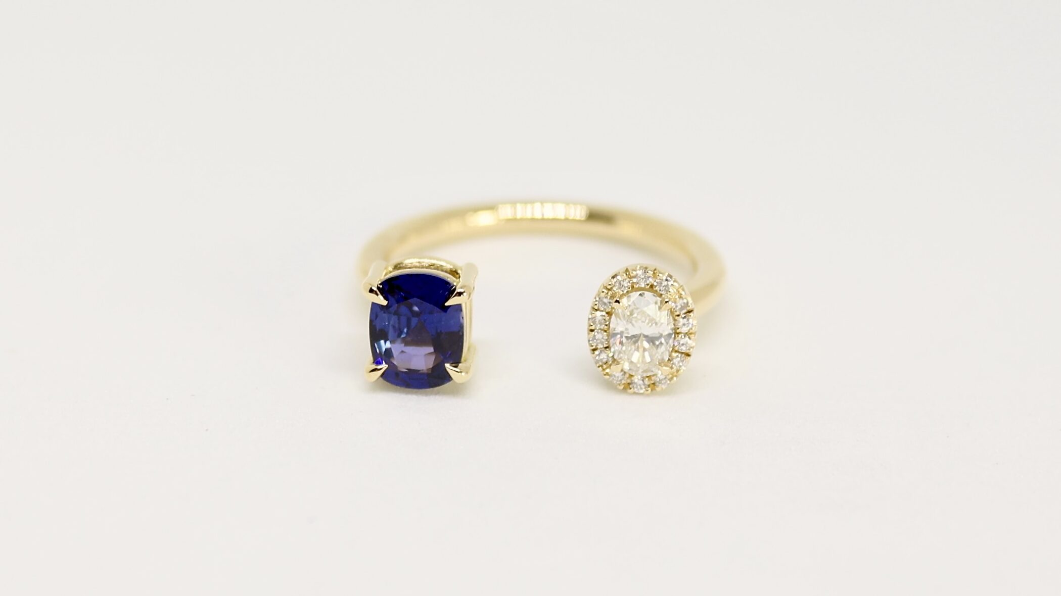 Color Change Sapphire Ring - Melanie Van Dooren